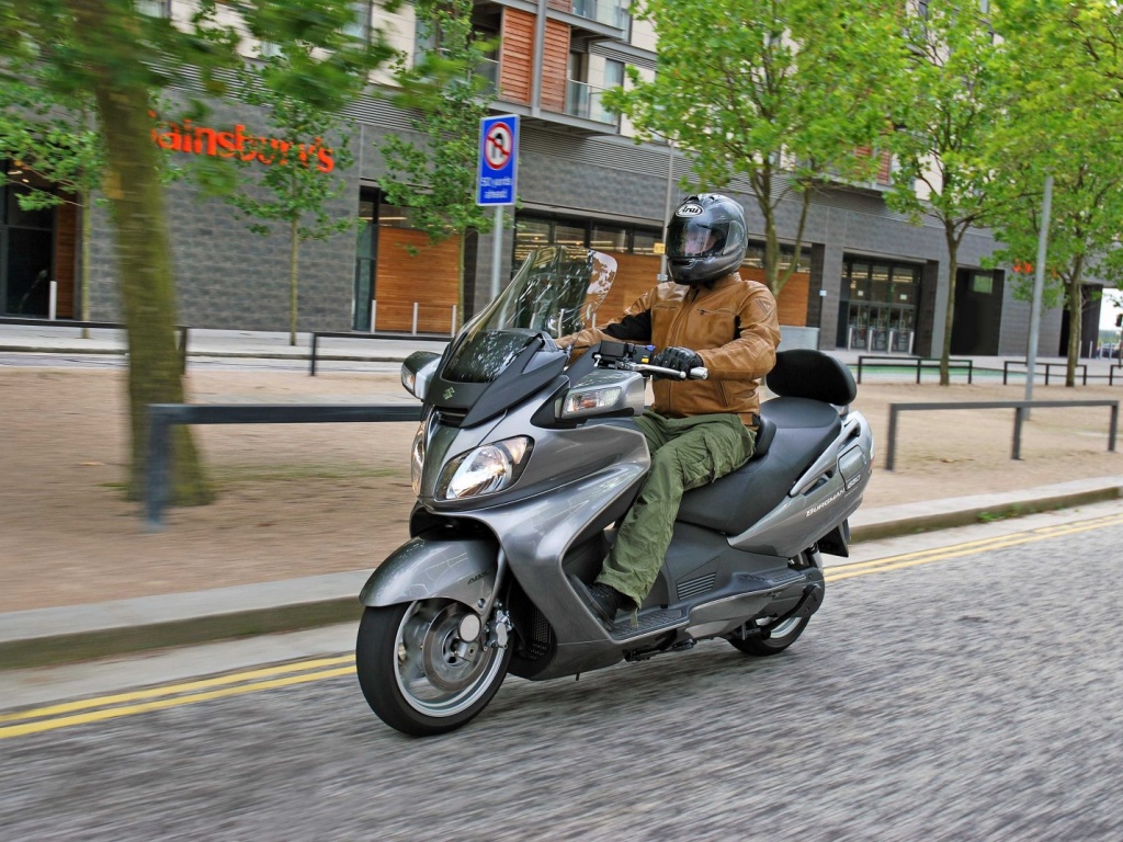 Фото скутера Suzuki Burgman 650 Executive